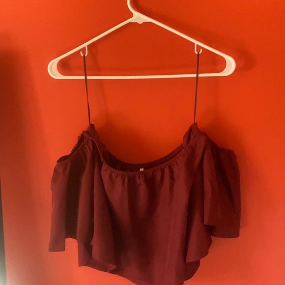 Burgendy off the shoulder shirt/crop top - Picture 2 of 2